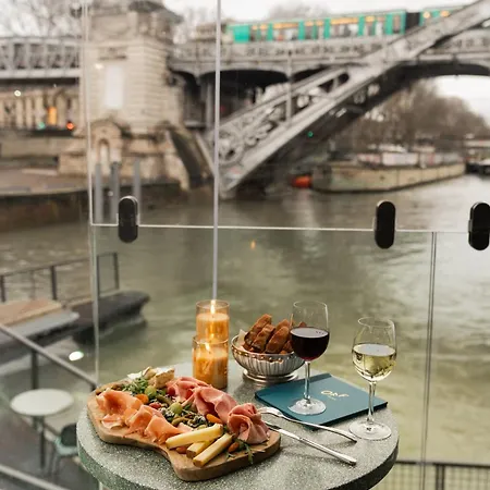 Off Seine Hotel
