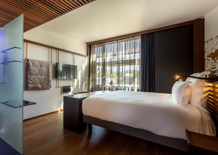 Off Seine Hotel 4*
